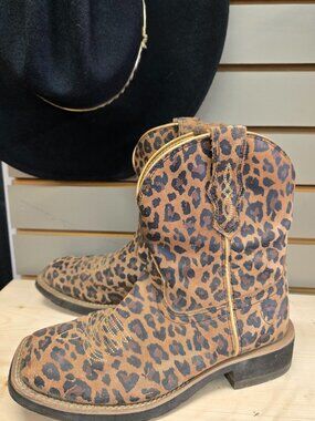 Ariat Ladies Cowboy Boots fatbabys size 6.5B Leopard print design